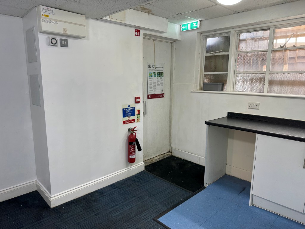 Lot: 39 - FREEHOLD TOWN CENTRE RETAIL UNIT FOR INVESTMENT OR OCCUPATION - Alternative View of the Meeting Room/Kitchen